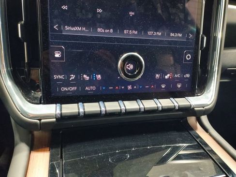 Used 2025 GMC Yukon XL Denali AWD/4WD image 10