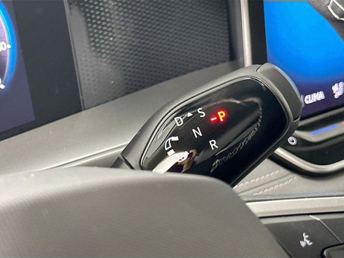 Certified 2025 Volkswagen Tiguan SE image 8