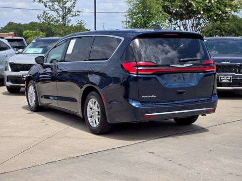 Used 2023 Chrysler Pacifica Touring-L FWD image 3