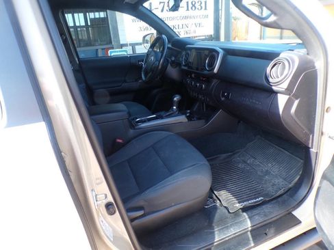 Used 2017 Toyota Tacoma TRD Off-Road w/ Premium & Technology Package image 8