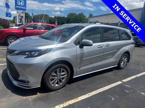 Used 2024 Toyota Sienna XLE w/ XLE Plus Package AWD/4WD image 3
