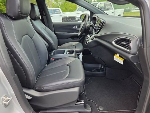 New 2026 Chrysler Pacifica Select FWD image 12