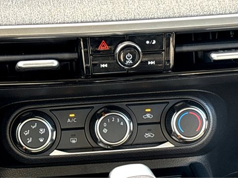 Used 2025 Nissan Kicks SV image 5