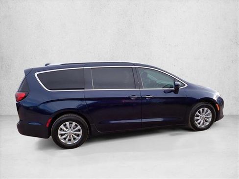 Used 2019 Chrysler Pacifica Touring-L image 5
