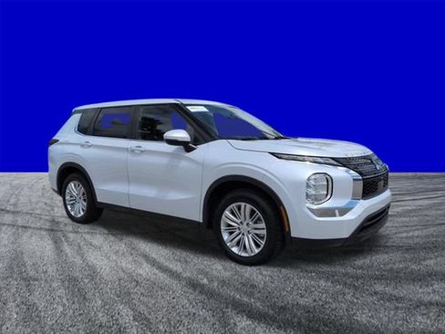 Used 2023 Mitsubishi Outlander ES FWD image 2