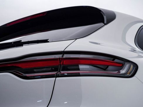 Certified 2025 Porsche Macan image 12