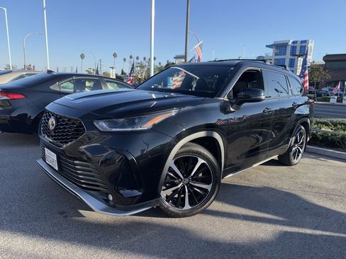 Used 2022 Toyota Highlander XSE image 2