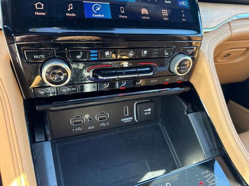Used 2025 Jeep Grand Cherokee Summit AWD/4WD image 23