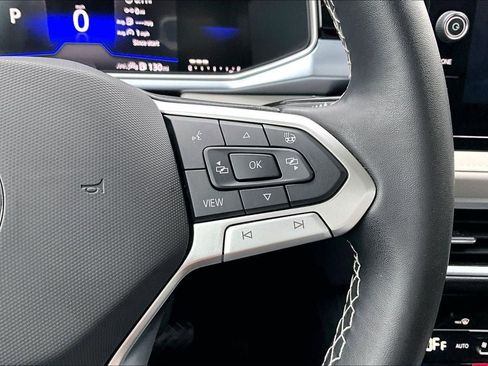 Certified 2025 Volkswagen Taos SE w/ Panoramic Sunroof Package image 22