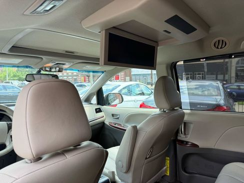 Used 2012 Toyota Sienna XLE w/ Entertainment Pkg FWD image 11