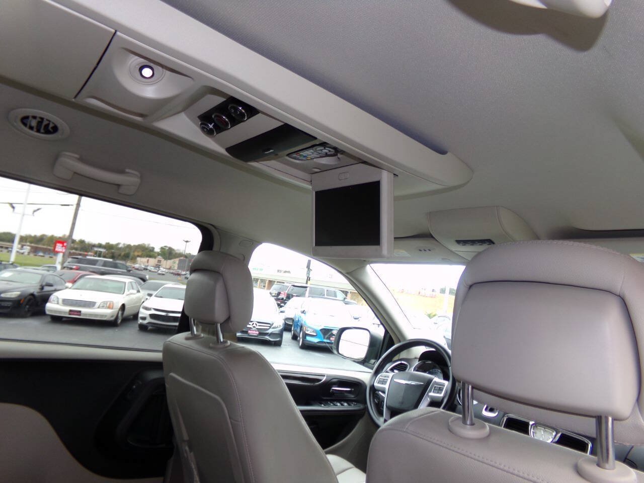 Used 2013 Chrysler Town & Country Touring FWD image 30
