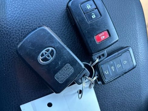 Used 2020 Toyota Tacoma TRD Off-Road w/ Technology Package AWD/4WD image 19