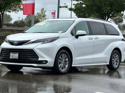 Certified 2025 Toyota Sienna XLE w/ XLE Plus Package image 9