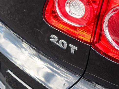 Used 2011 Volkswagen Tiguan SE image 12