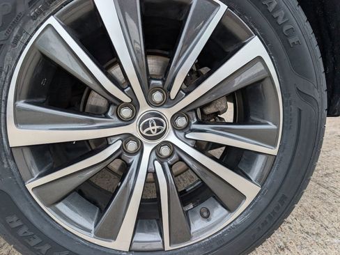 Used 2022 Toyota Venza LE image 6