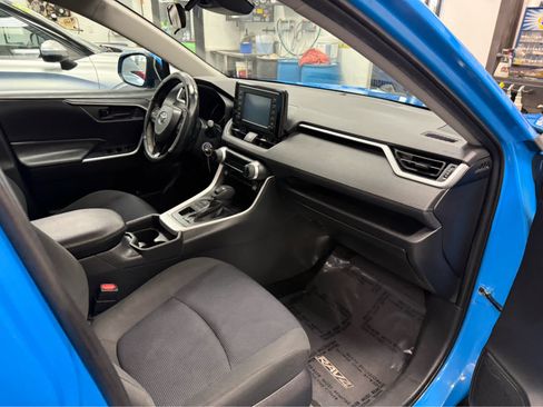 Used 2019 Toyota RAV4 LE w/ All Weather Liner Package AWD/4WD image 28