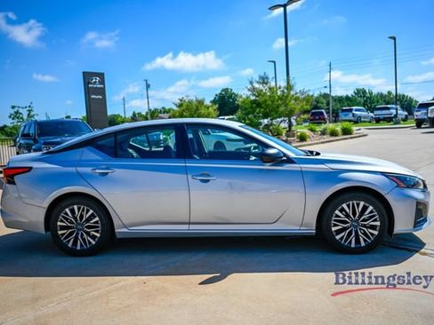 Used 2024 Nissan Altima 2.5 SV FWD image 6