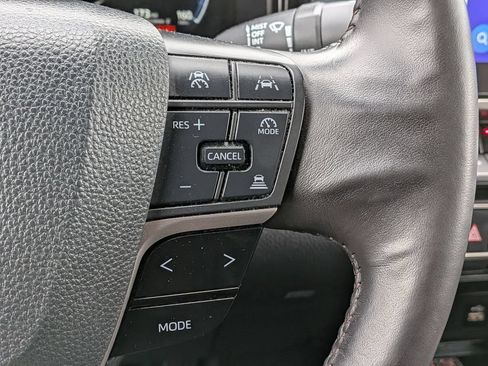 Used 2025 Toyota Camry XLE AWD/4WD image 17