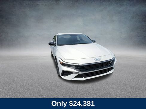 Used 2025 Hyundai Elantra Sport image 4