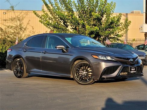 Used 2023 Toyota Camry SE image 2