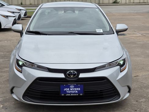 Used 2025 Toyota Corolla LE FWD image 3