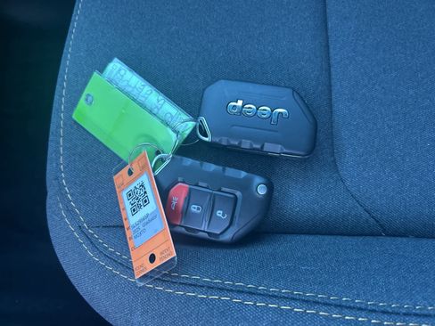 Used 2025 Jeep Gladiator Sport image 35