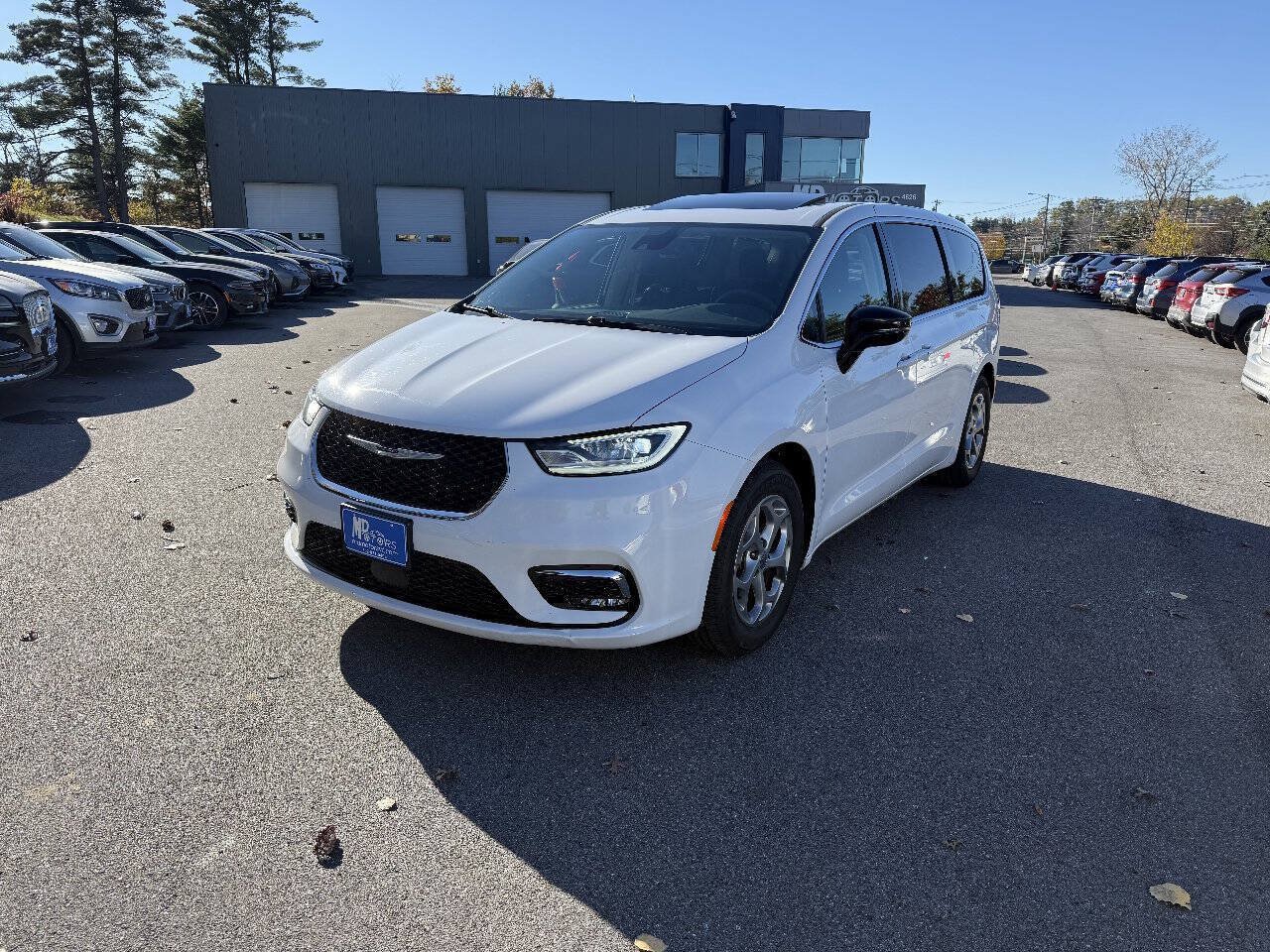 Used 2024 Chrysler Pacifica Limited FWD image 3
