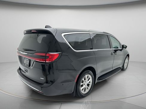 Used 2023 Chrysler Pacifica Touring-L AWD/4WD image 3
