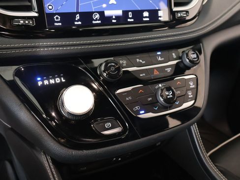 Used 2021 Chrysler Pacifica Limited w/ Uconnect Theater Family Group FWD image 9