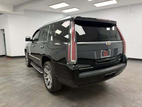 Used 2017 Cadillac Escalade Luxury AWD/4WD image 7