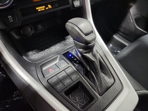 Used 2022 Toyota RAV4 LE AWD/4WD image 19