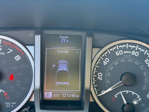 Used 2020 Toyota Tacoma SR5 RWD image 31