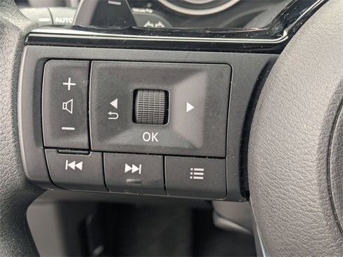 Used 2023 Nissan Rogue SV image 17