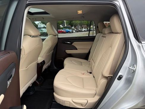 Used 2021 Toyota Highlander XLE FWD image 25