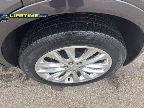 Used 2017 Cadillac XT5 Platinum w/ Driver Assist Package image 5