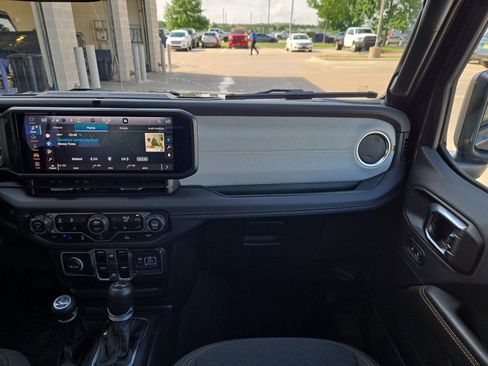 Used 2025 Jeep Wrangler Unlimited Sahara AWD/4WD image 20