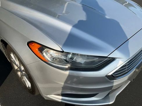 Used 2017 Ford Fusion SE w/ Fusion SE Technology Package FWD image 2