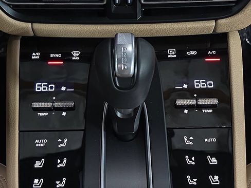 Certified 2025 Porsche Macan AWD/4WD image 19
