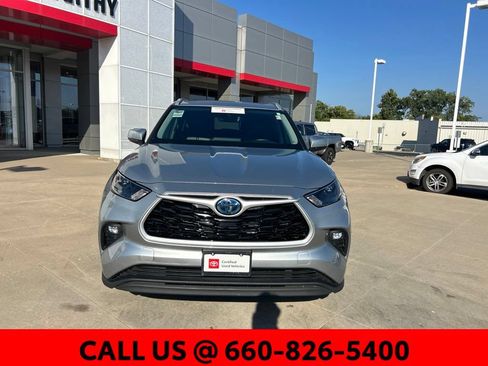 Used 2022 Toyota Highlander XLE AWD/4WD image 3