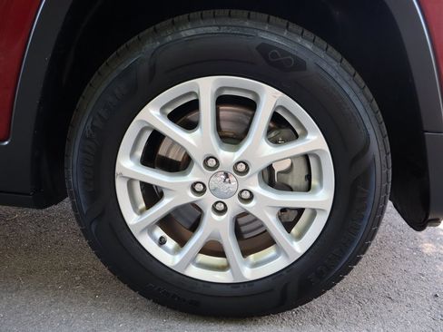 Used 2014 Jeep Cherokee Latitude w/ Comfort/Convenience Group AWD/4WD image 44