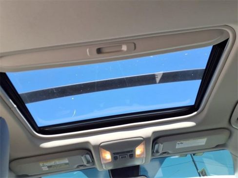 Used 2021 Toyota RAV4 XLE Premium image 9