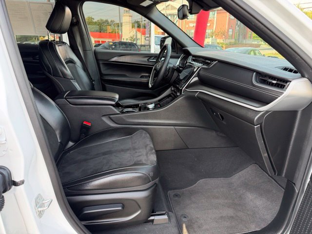 Used 2023 Jeep Grand Cherokee Altitude AWD/4WD image 26