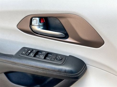 Used 2021 Chrysler Voyager Lxi image 17