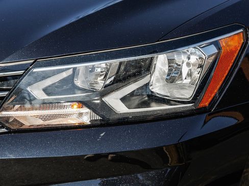 Used 2018 Volkswagen Passat 2.0T R-Line image 7