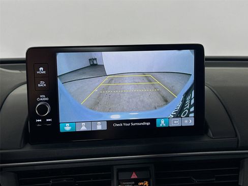 Used 2025 Honda Pilot Touring image 6