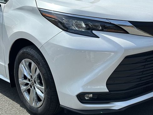 New 2026 Toyota Sienna XLE image 12