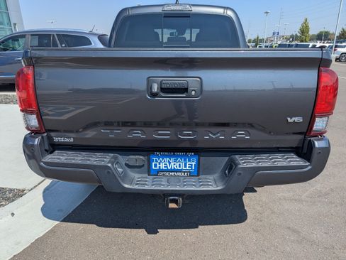 Used 2018 Toyota Tacoma TRD Off-Road w/ Technology Package AWD/4WD image 29