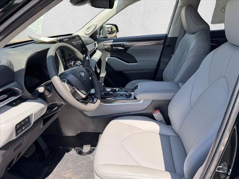 New 2026 Toyota Highlander Limited AWD/4WD image 11