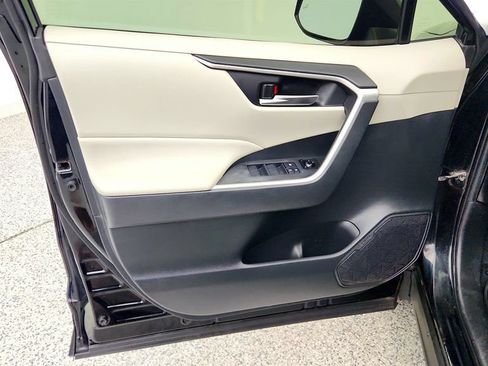 Used 2019 Toyota RAV4 XLE AWD/4WD image 11