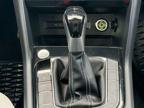 Certified 2025 Volkswagen Taos SE FWD image 16